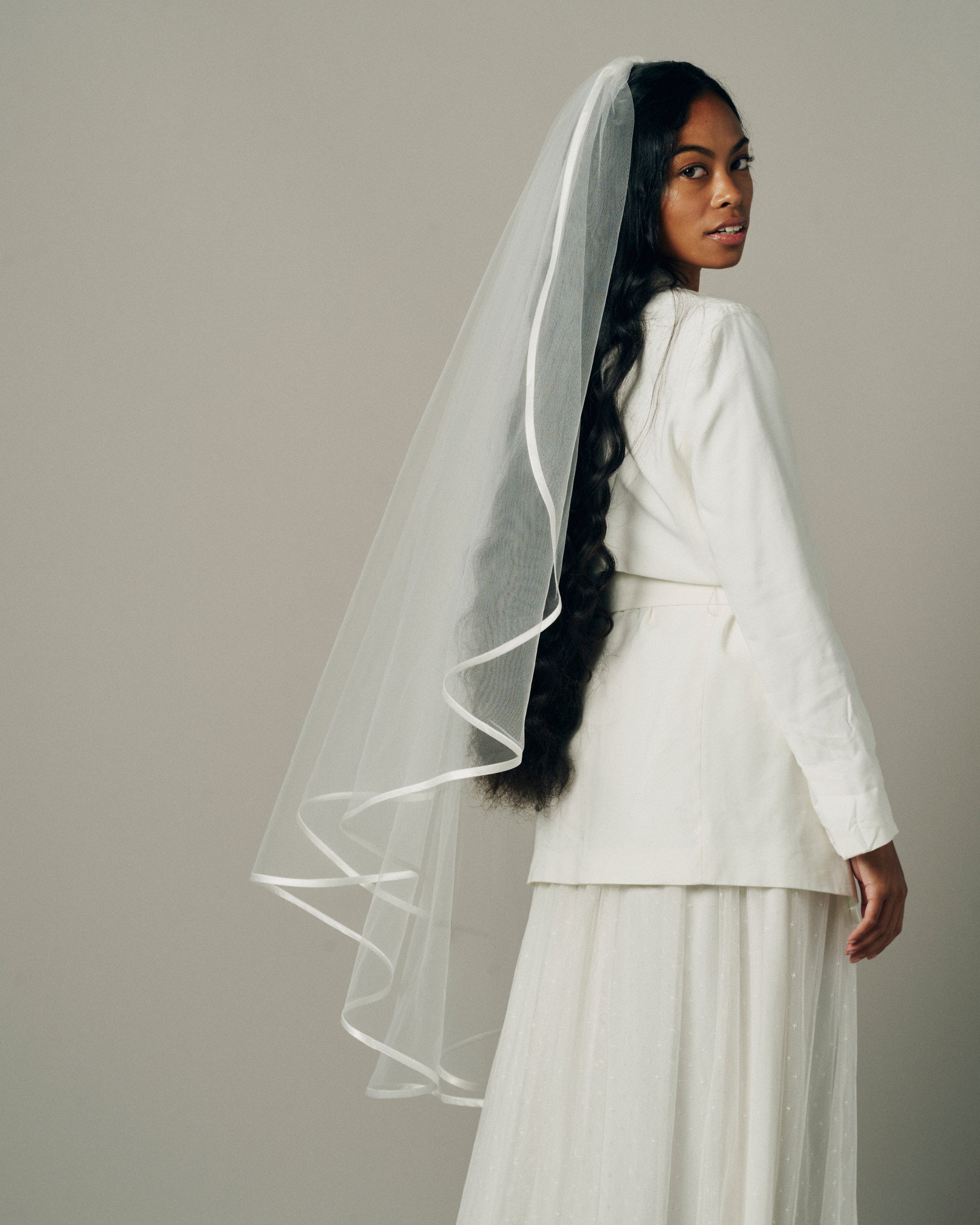 BOLINE FINGERTIP SATIN TRIM VEIL