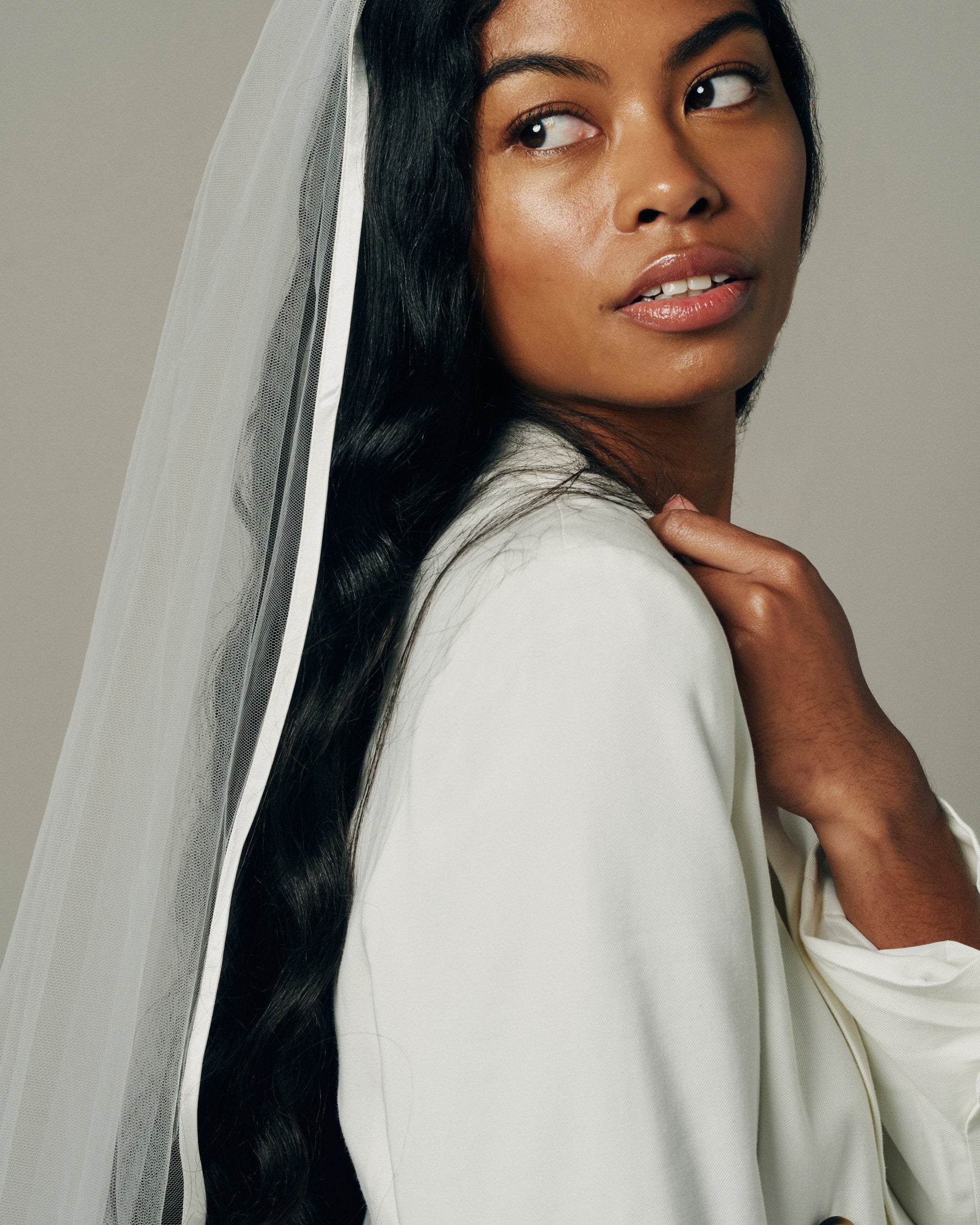 BOLINE SATIN TRIM VEIL DETAIL