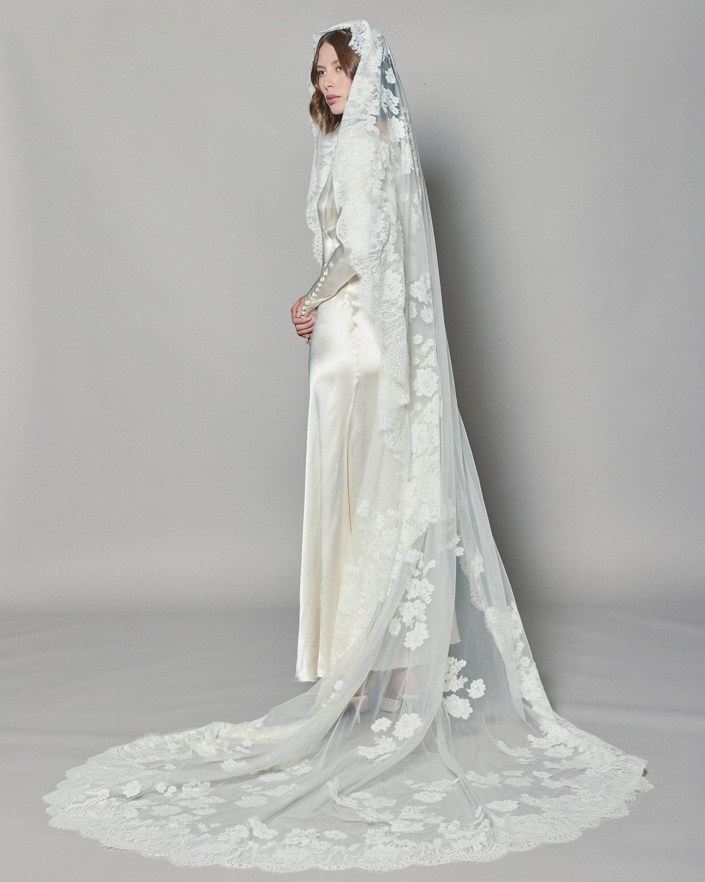 NATASHA LACE MANTILLA