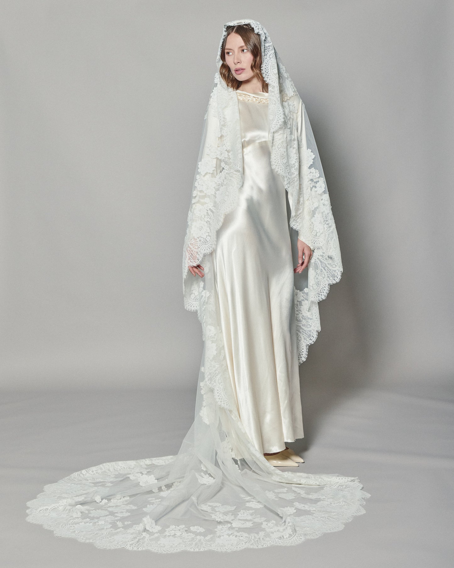 NATASHA LACE MANTILLA