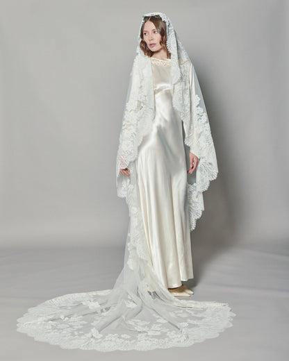 NATASHA LACE MANTILLA