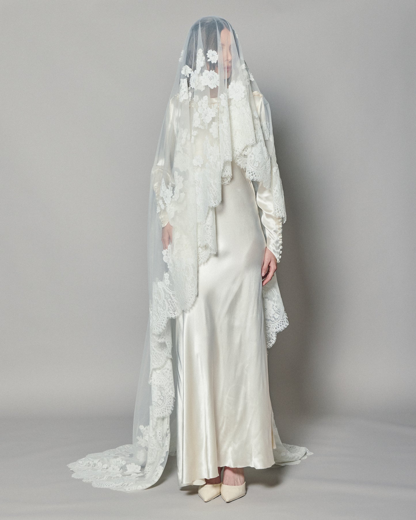 NATASHA LACE MANTILLA
