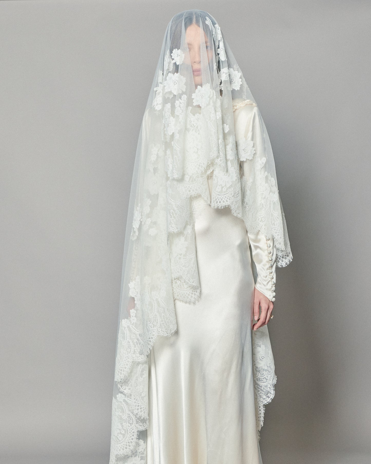 NATASHA LACE MANTILLA