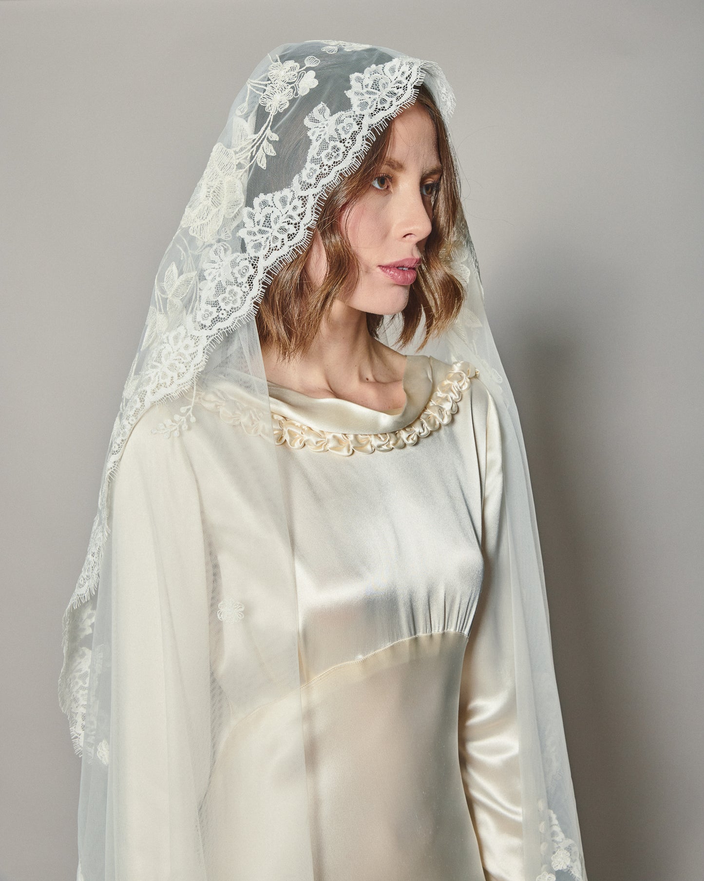 ANASTASIA EMBROIDERED LACE VEIL