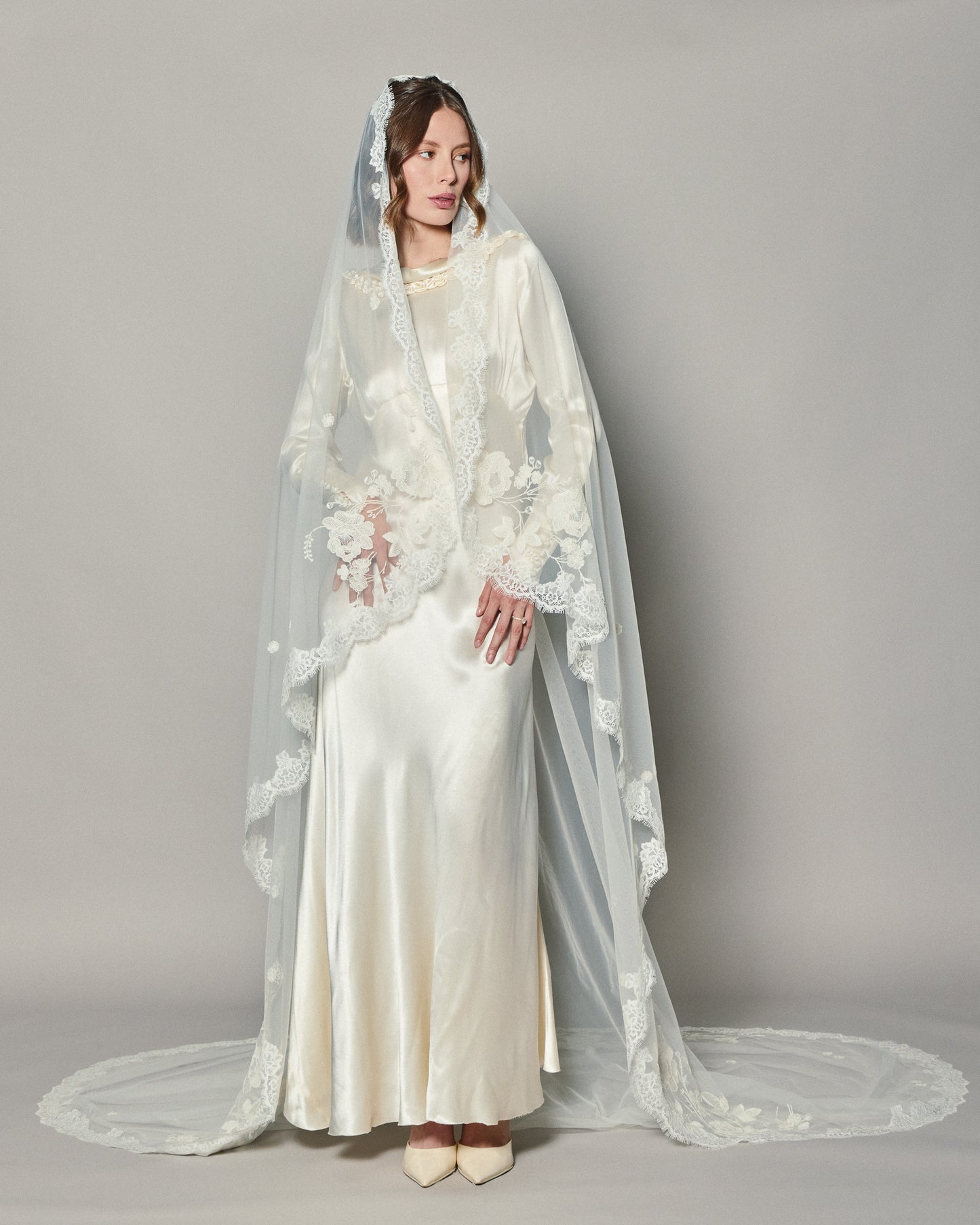 ANASTASIA EMBROIDERED LACE VEIL