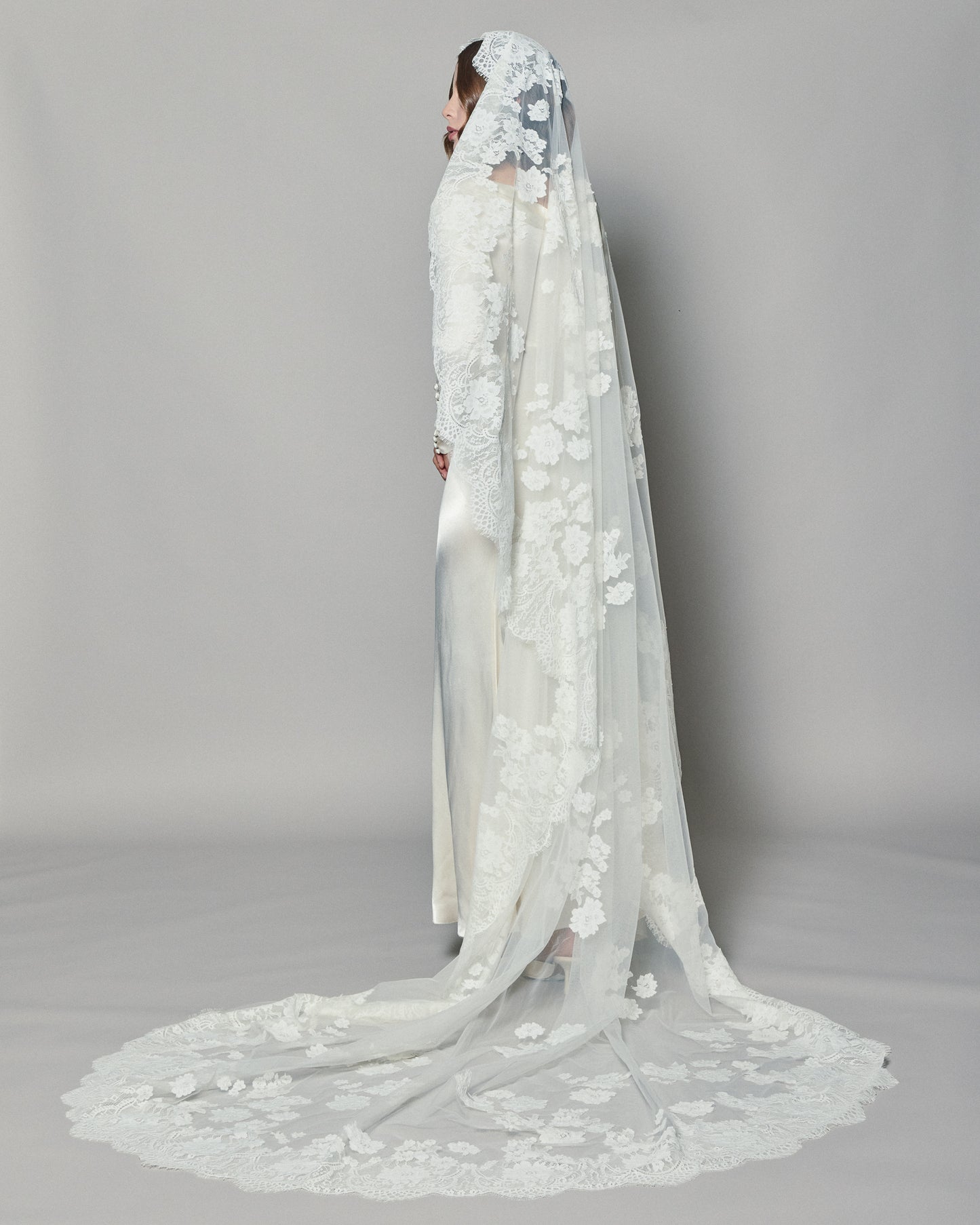 NATASHA LACE MANTILLA
