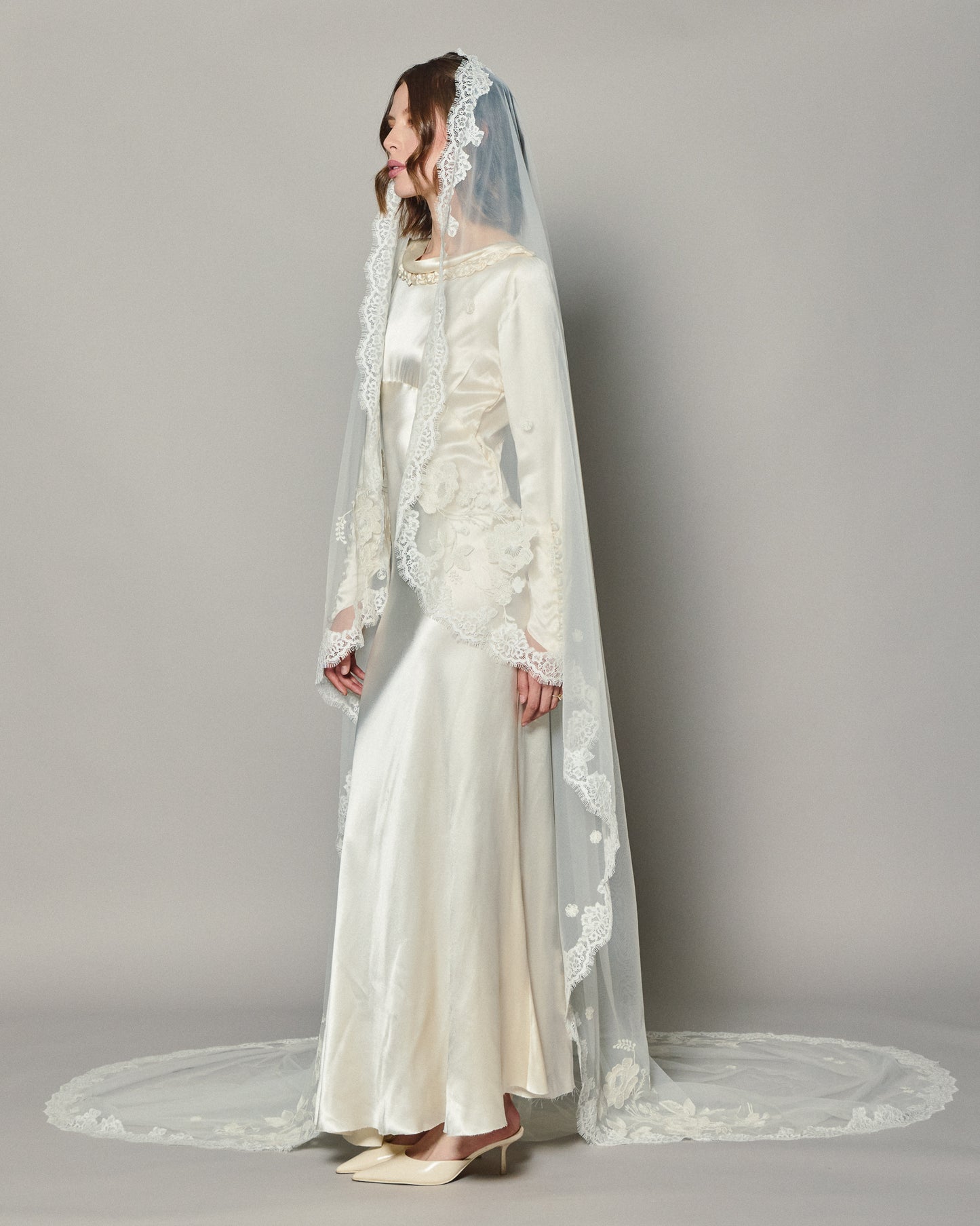 ANASTASIA EMBROIDERED LACE VEIL