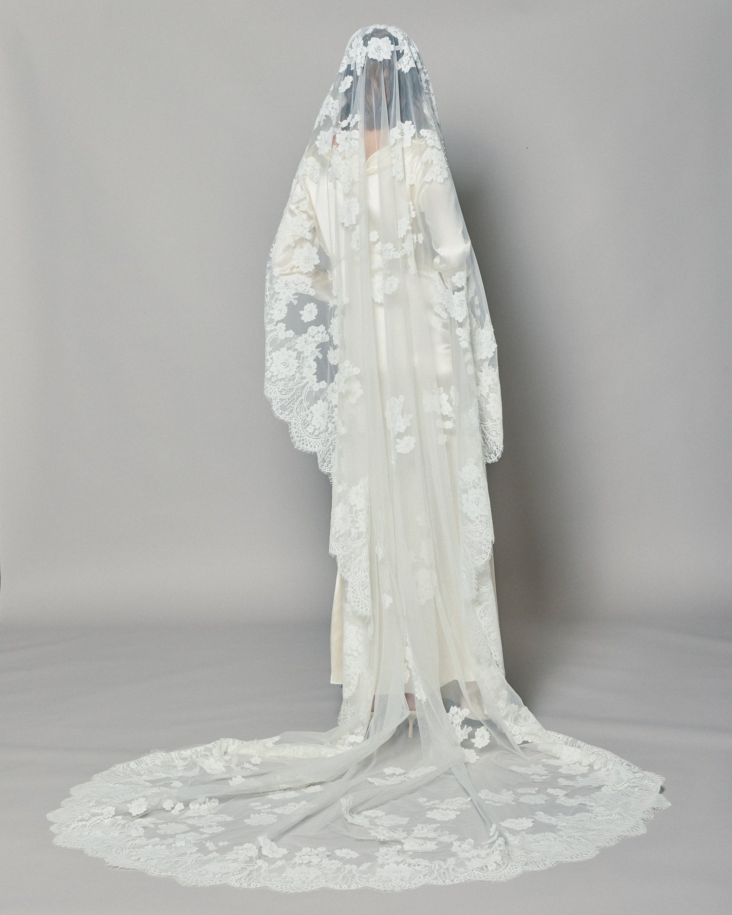 NATASHA LACE MANTILLA