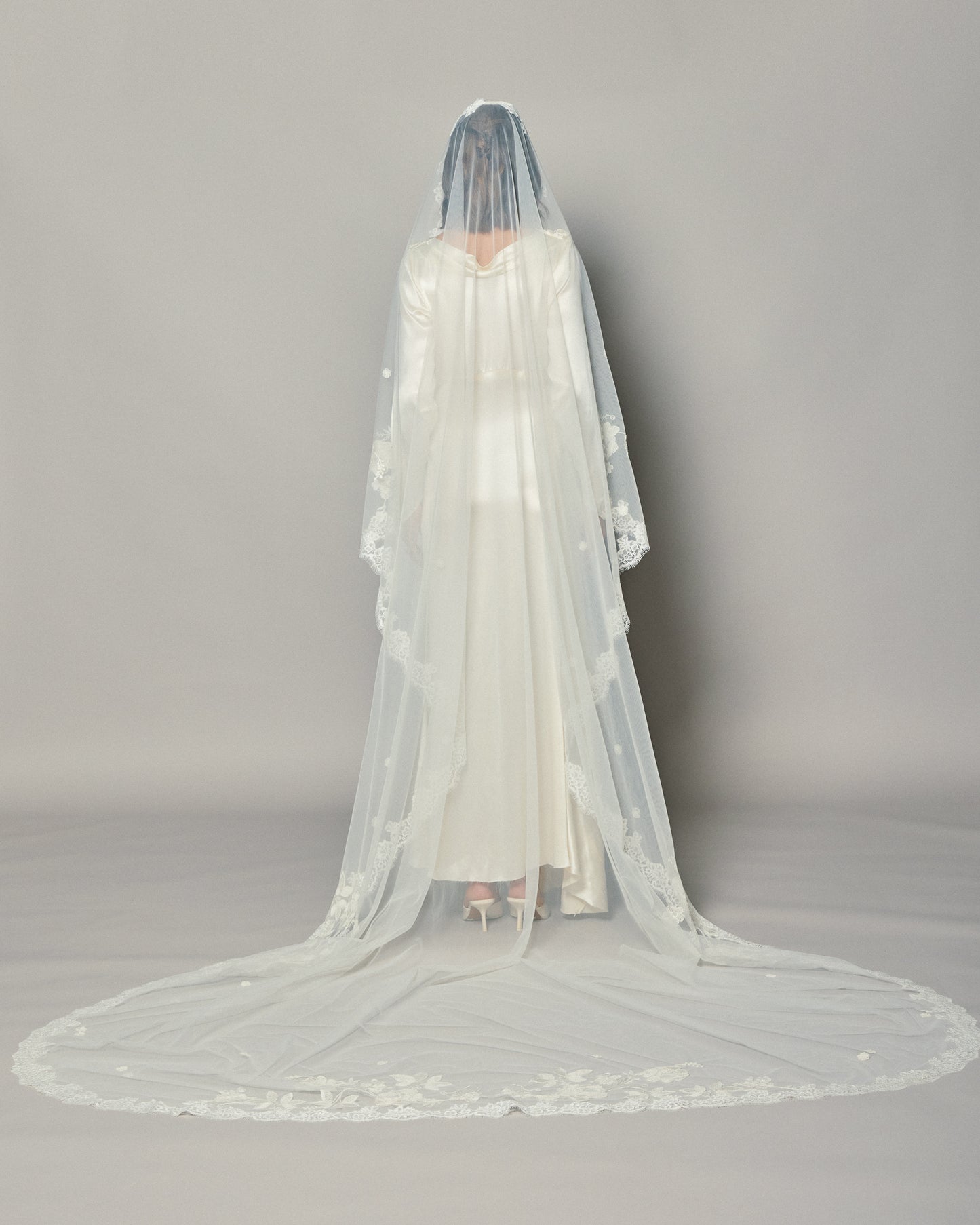 ANASTASIA EMBROIDERED LACE VEIL