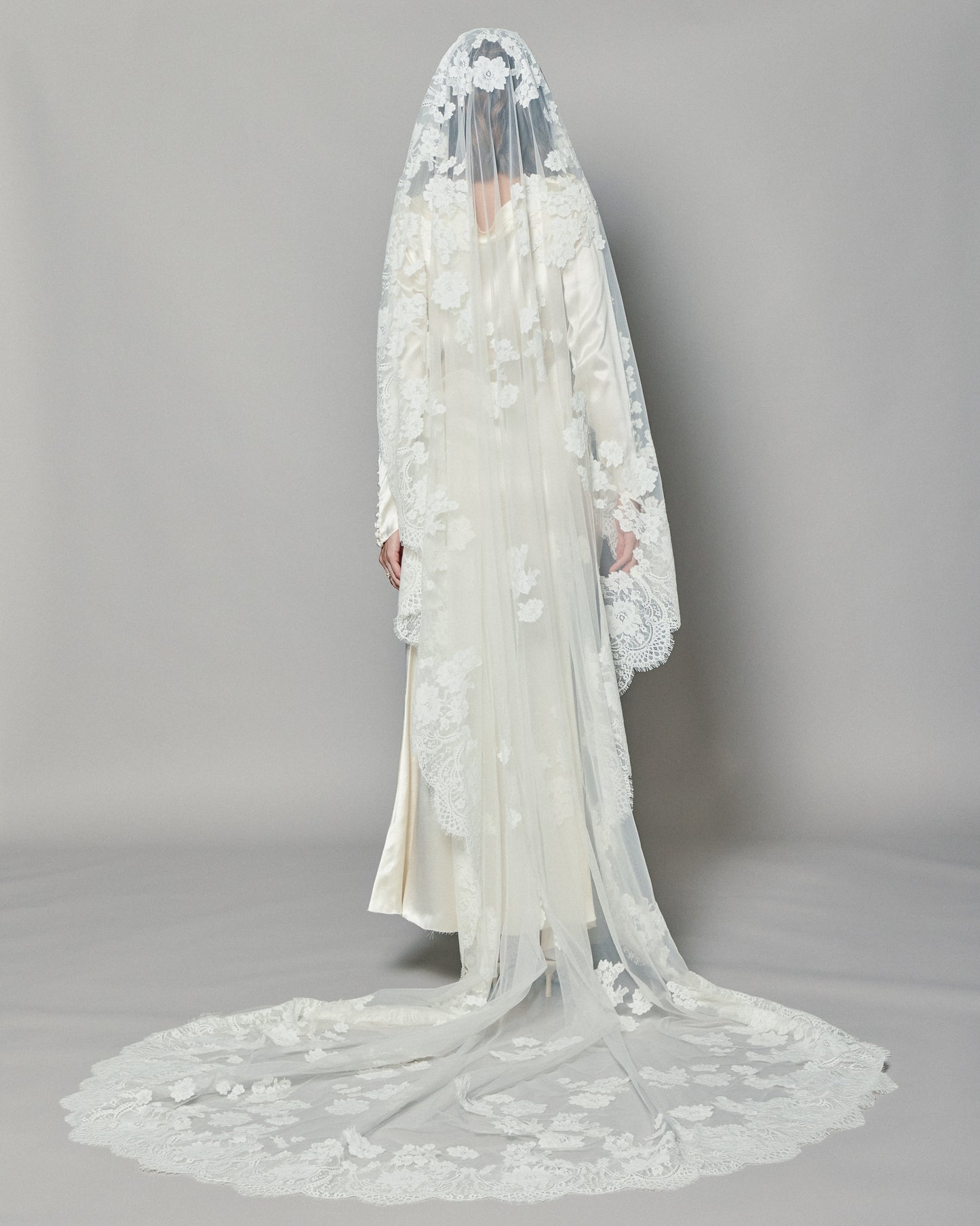 NATASHA LACE MANTILLA
