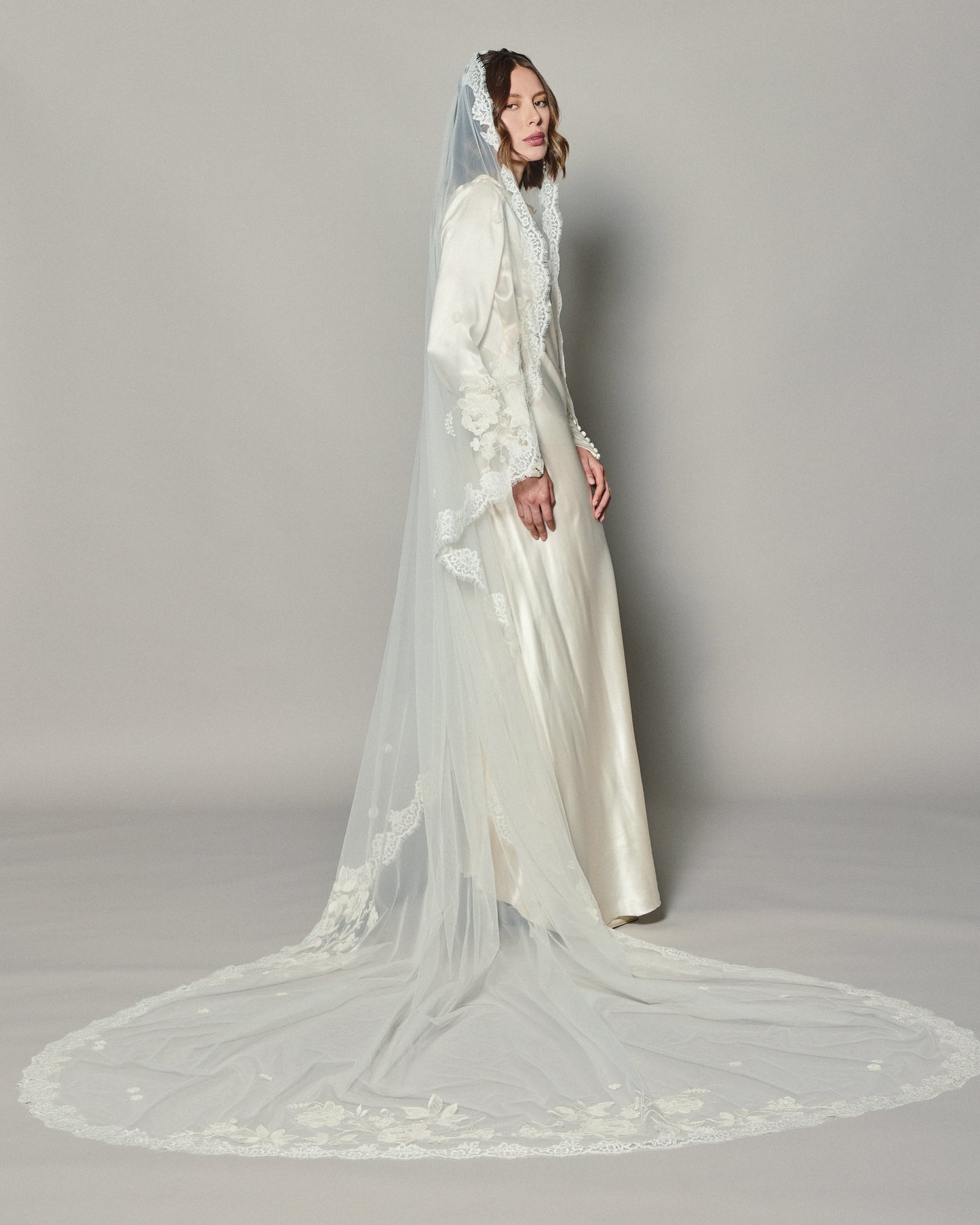 ANASTASIA EMBROIDERED LACE VEIL