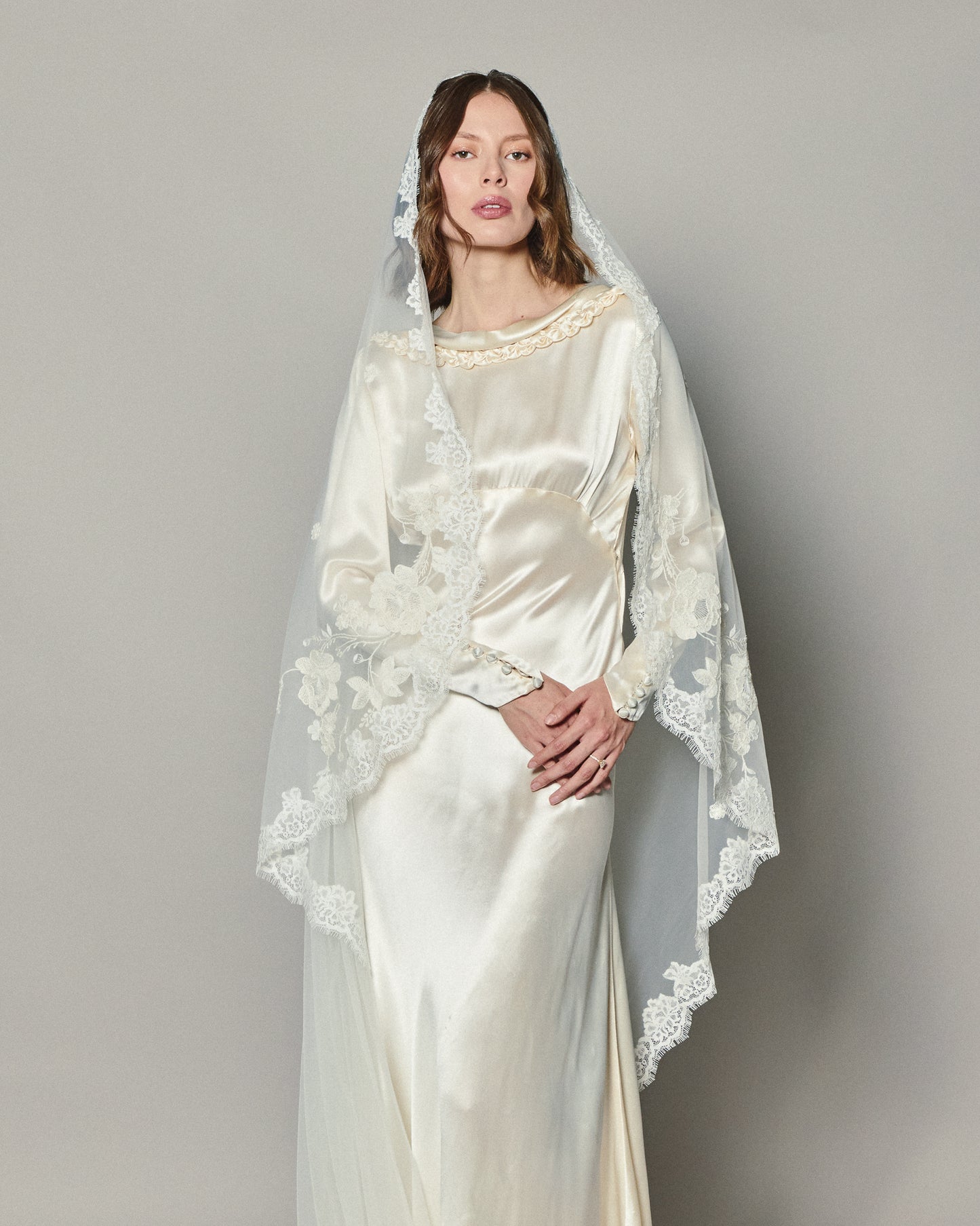 ANASTASIA EMBROIDERED LACE VEIL