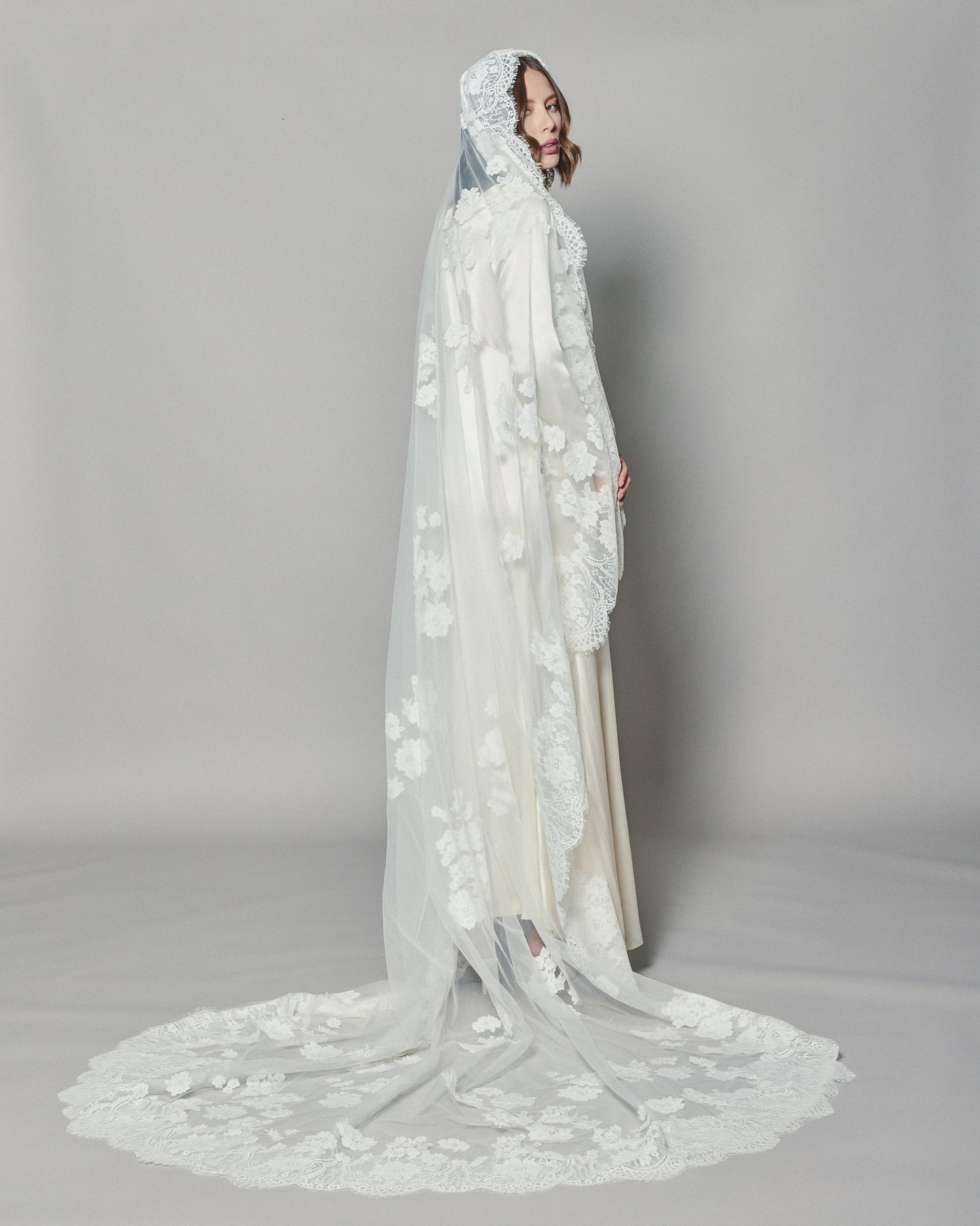 NATASHA LACE MANTILLA