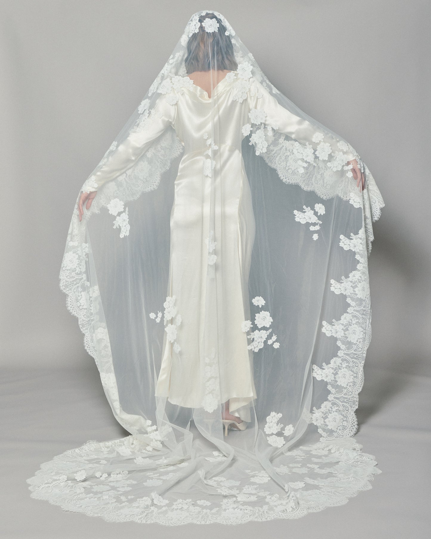 NATASHA LACE MANTILLA