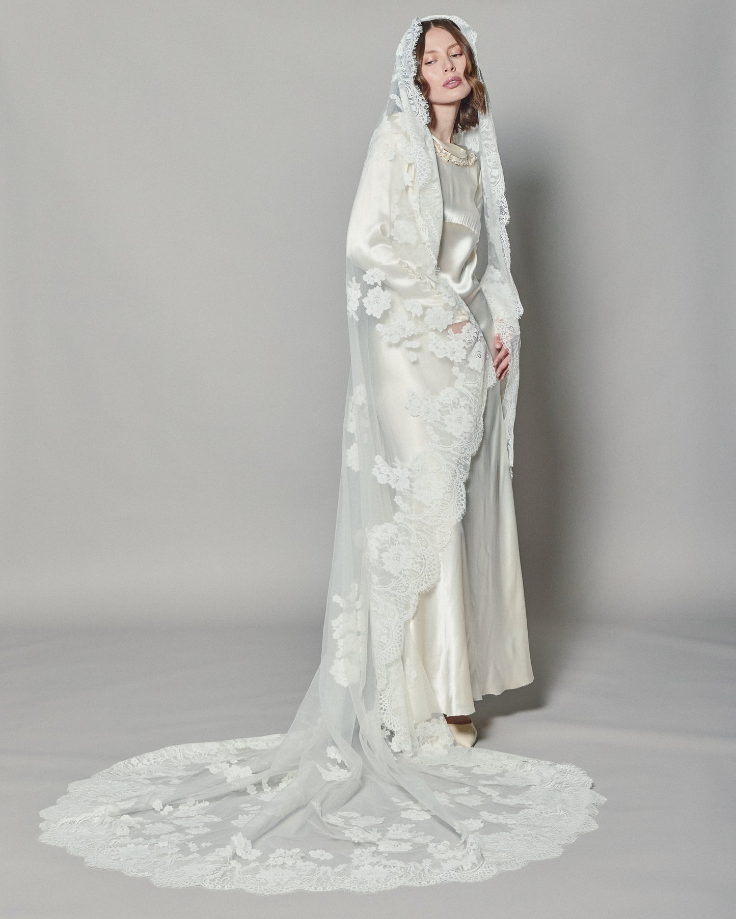 NATASHA LACE MANTILLA