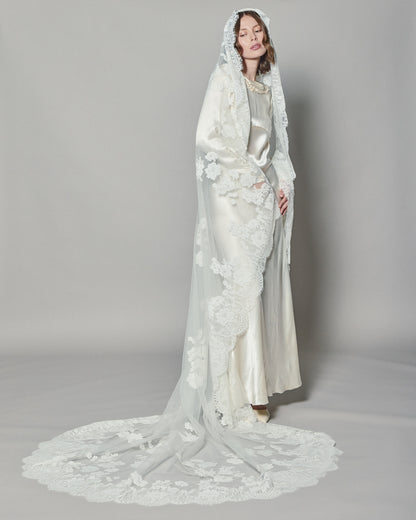 NATASHA LACE MANTILLA
