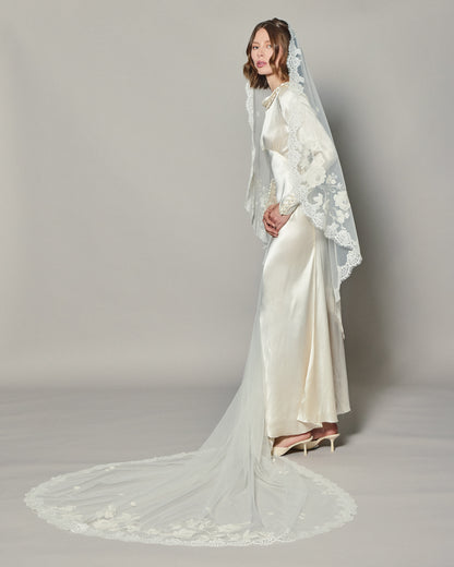 ANASTASIA EMBROIDERED LACE VEIL