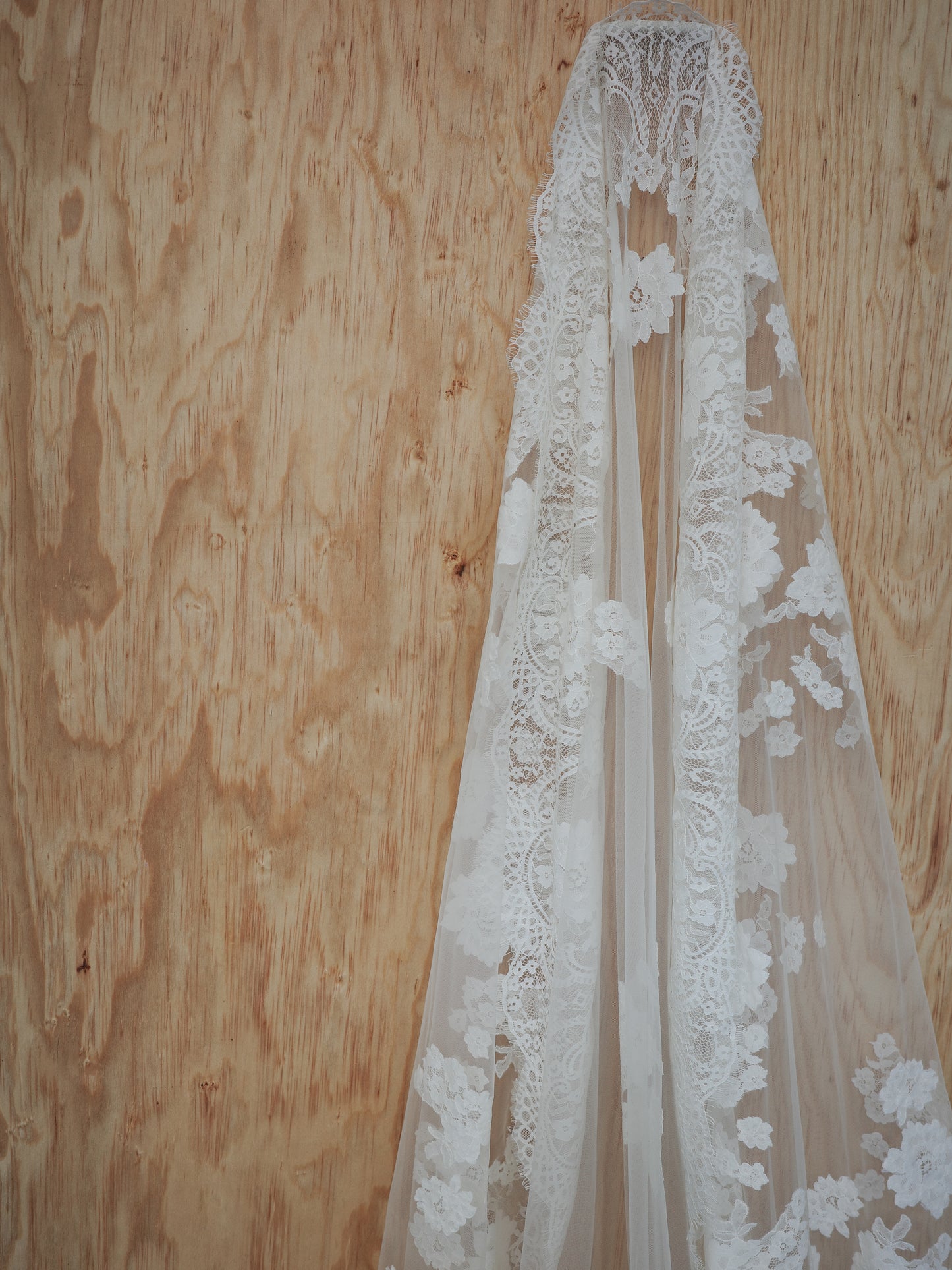 NATASHA LACE MANTILLA