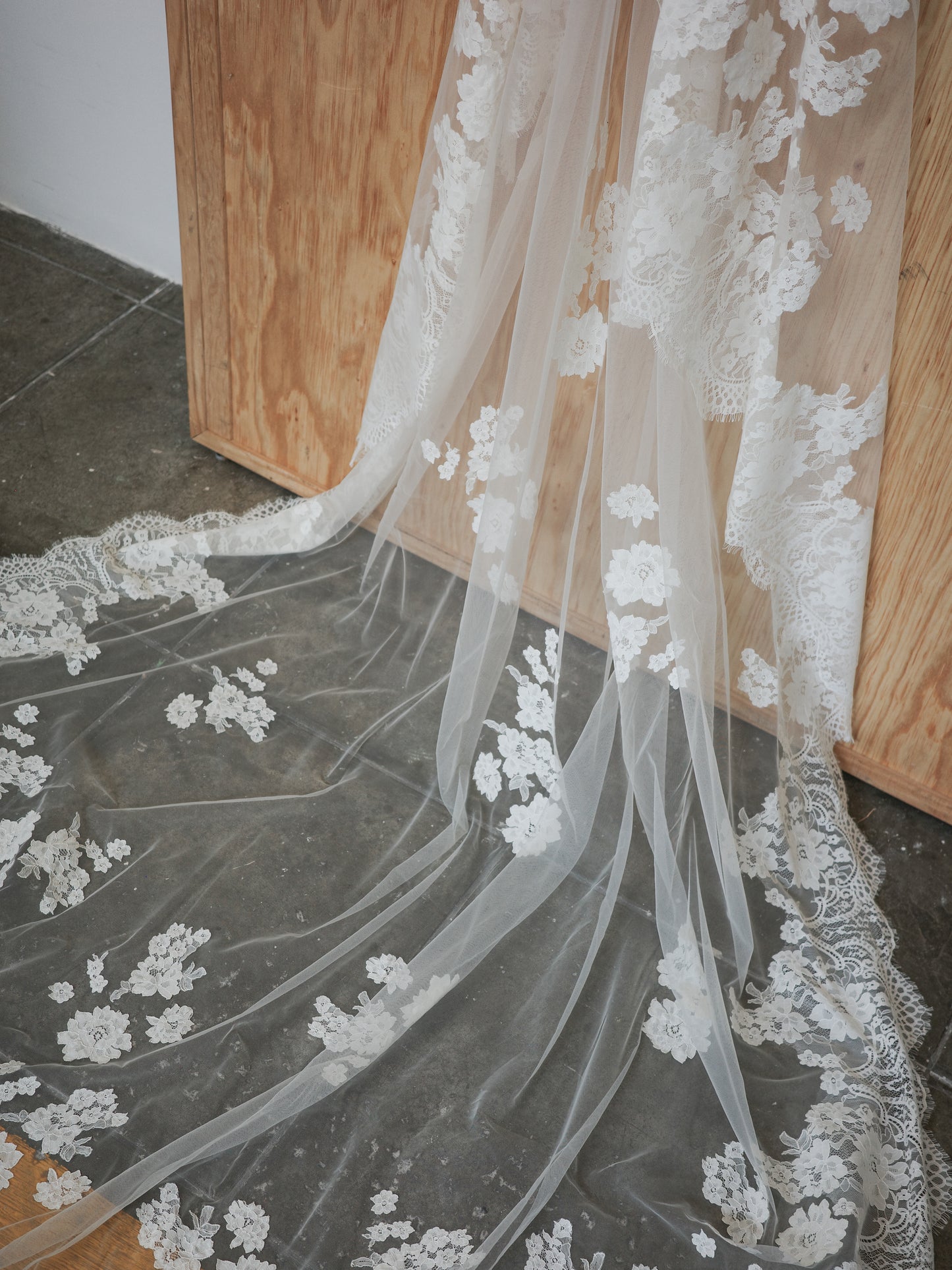 NATASHA LACE MANTILLA