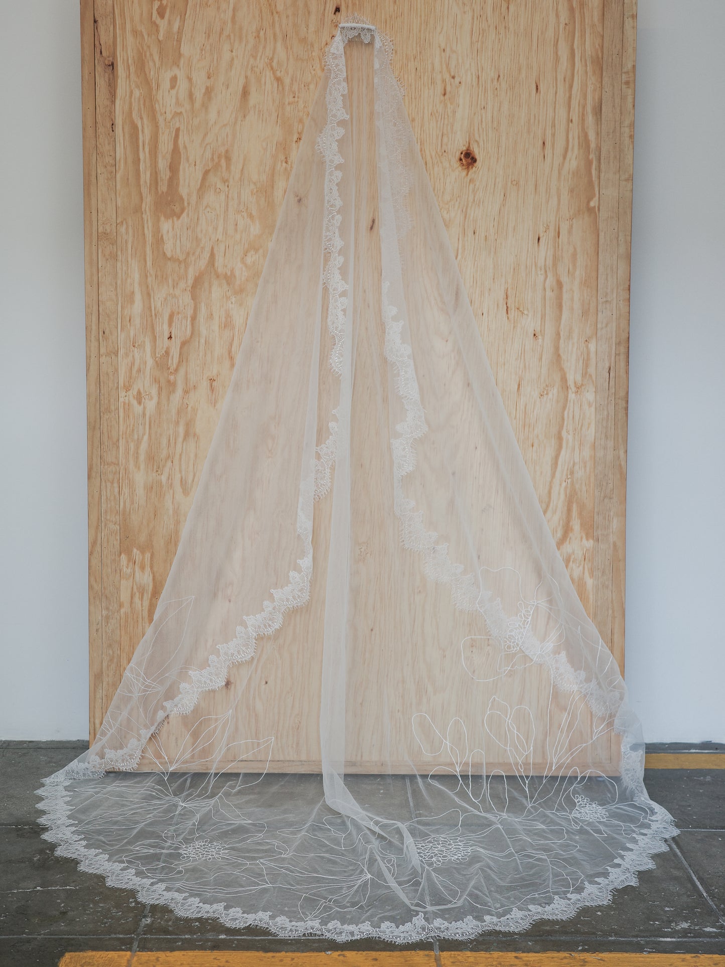 ROMINA LINE EMBROIDERY LACE VEIL