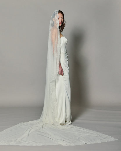 PENELOPE SPANISH LACE MANTILLA