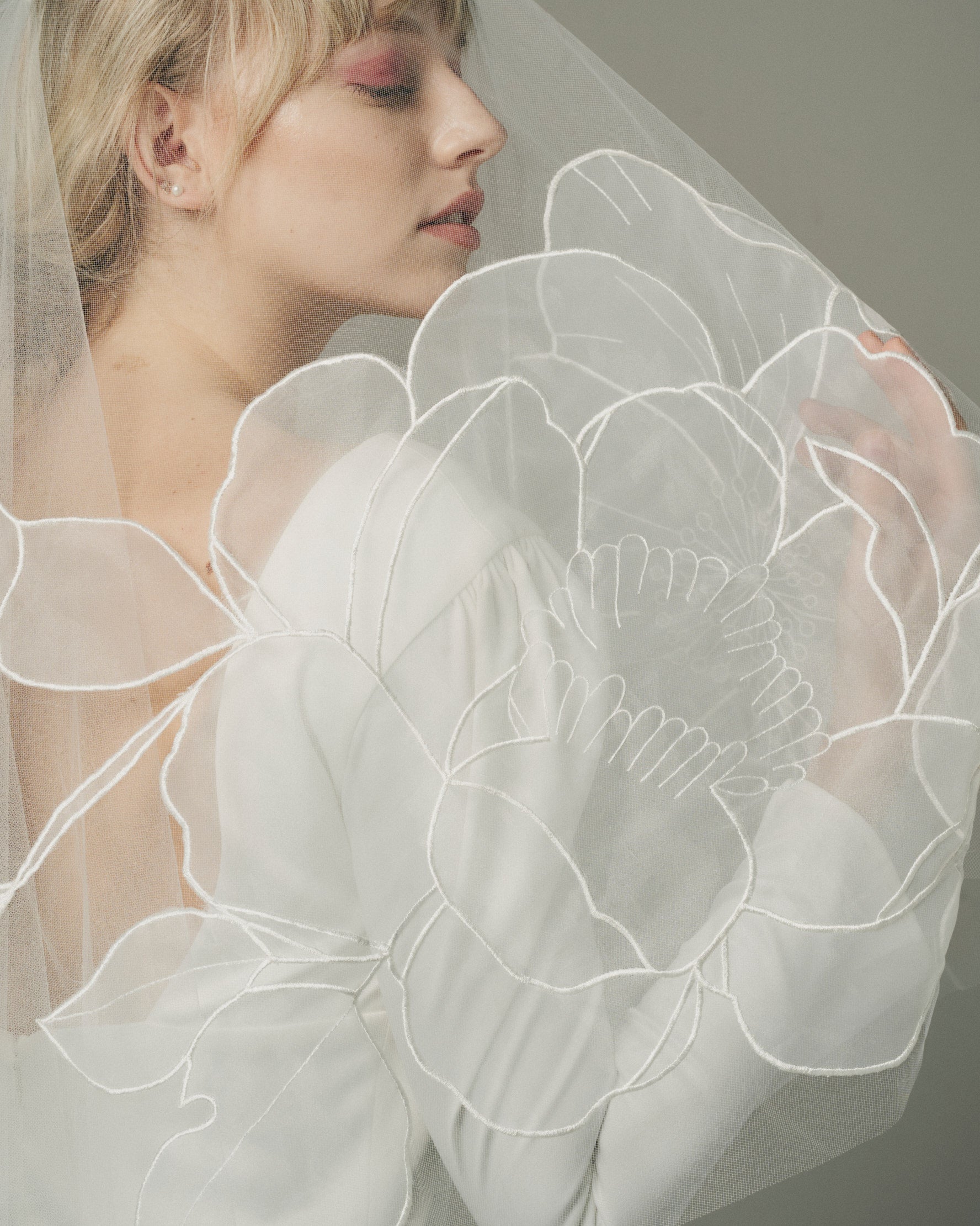 POLLEN ORGANZA EMBROIDERY VEIL DETAIL