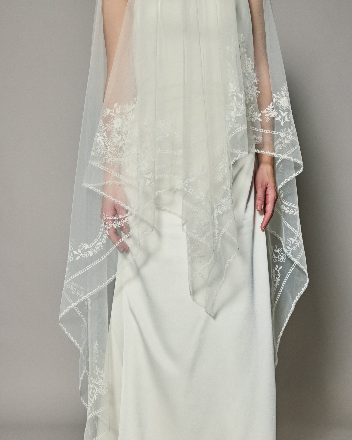 REGINA SQUARE VEIL
