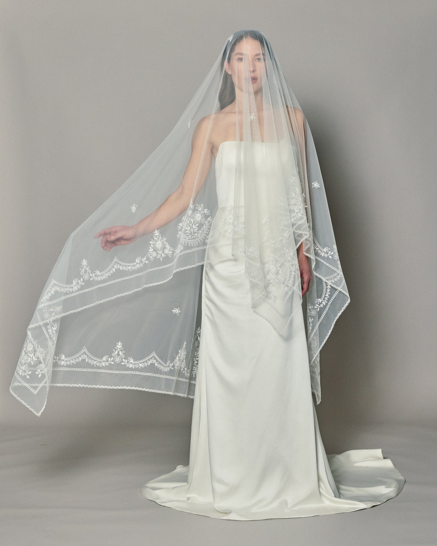 REGINA SQUARE VEIL