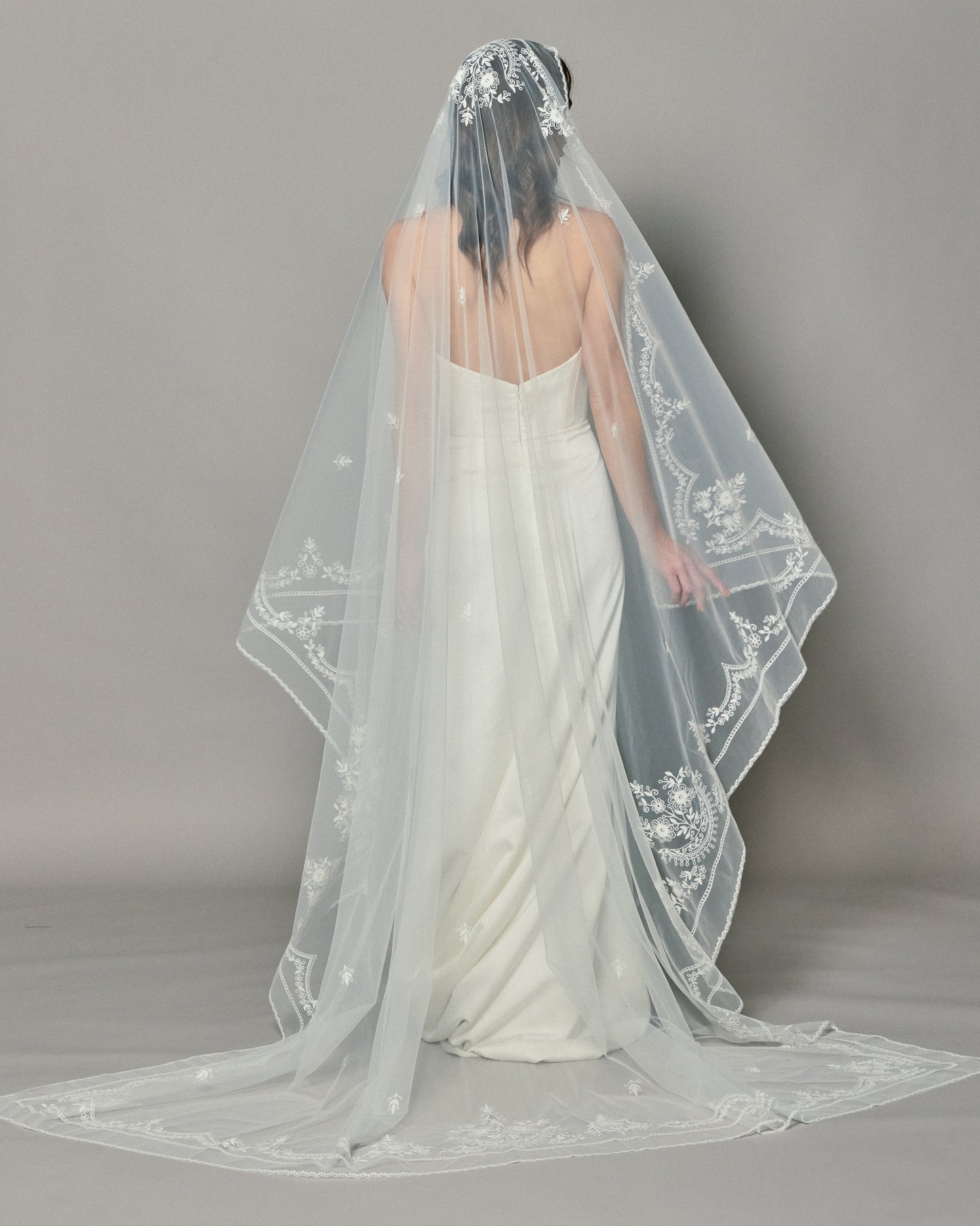 REGINA SQUARE VEIL